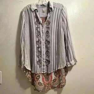 CHICOS Navy & White striped front, paisley‎ back | Size 8/10